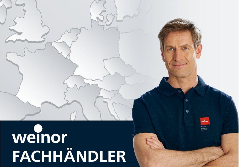 Mann in dunkelblauem Poloshirt vor einer Kartenansicht Europas, mit Text "weinor FACHHÄNDLER".