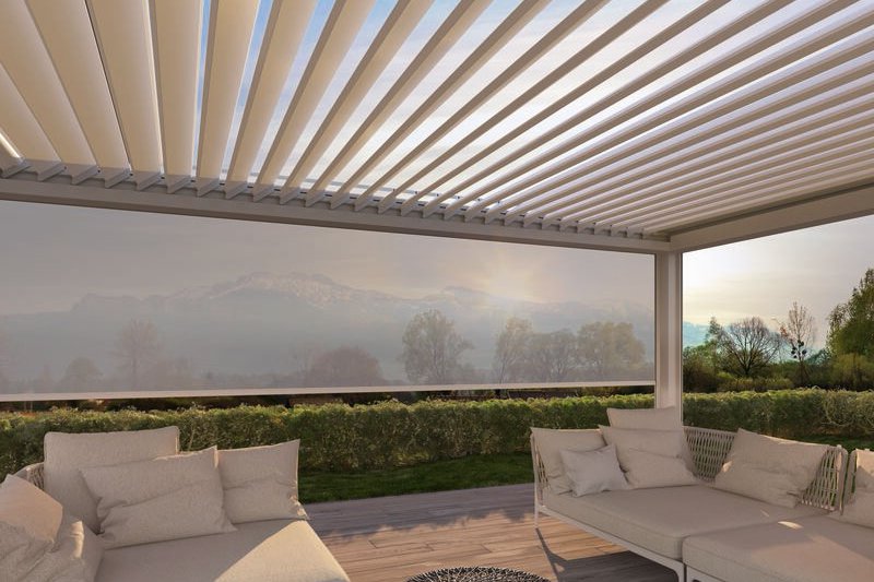 Terrassensituation mit Überdachung, hellen Farben und modernen Linien, die einen ruhigen Außenbereich schaffen. Terrassensituation mit Überdachung, hellen Farben und modernen Linien, die einen ruhigen Außenbereich schaffen.