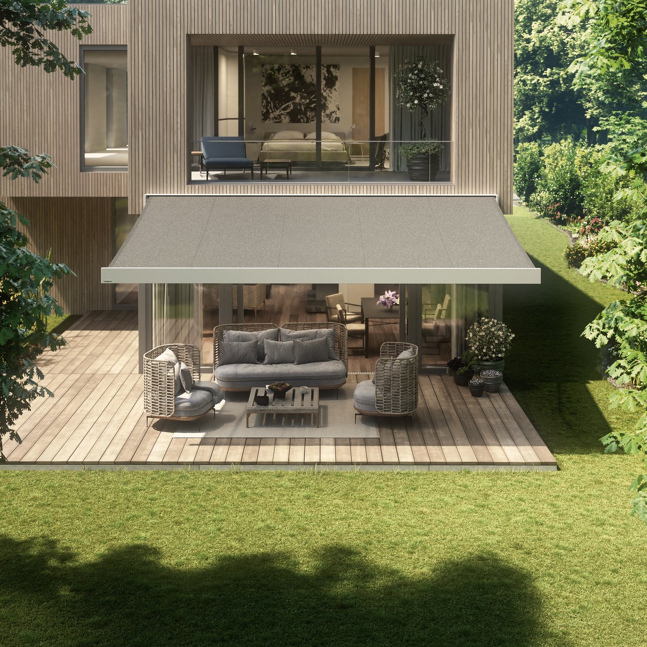 Sicht auf ein modernes Haus mit einer Überdachung und einer einladenden Terrassensituation in grüner Umgebung.