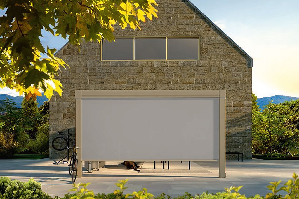 Maison en pierre avec une terrasse, équipée d'une couverture et entourée de verdure. Maison en pierre avec une terrasse, équipée d'une couverture et entourée de verdure.