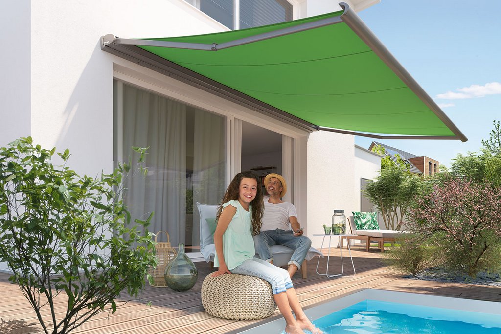 Image d'un espace extérieur avec une piscine, une terrasse, des plantes et une marquise verte. Image d'un espace extérieur avec une piscine, une terrasse, des plantes et une marquise verte.