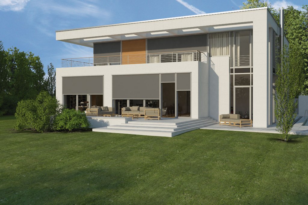 Maison moderne avec de grandes fenêtres, un design épuré et un jardin verdoyant.