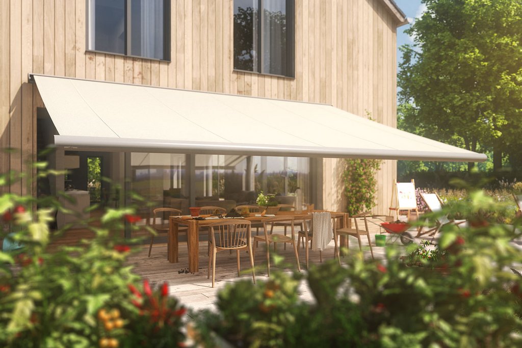 Un auvent beige s'étend au-dessus d'une terrasse avec des chaises et des tables en bois, entouré de verdure. Un auvent beige s'étend au-dessus d'une terrasse avec des chaises et des tables en bois, entouré de verdure.