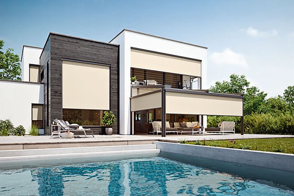 Maison moderne avec piscine, deux terrasses couvertes et ciel bleu. Maison moderne avec piscine, deux terrasses couvertes et ciel bleu.
