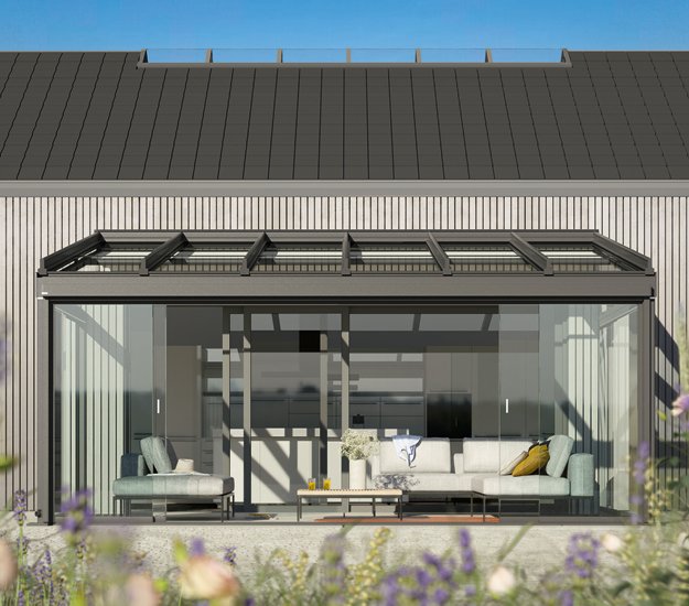 Moderne overkapping met glazen schuifwanden en een zwart houten dak, voor een terrassituatie. 