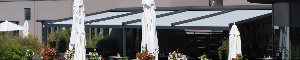représentation d'une terrasse avec une toit de terrasse, parasols blancs et végétation encadrant l'espace. représentation d'une terrasse avec une toit de terrasse, parasols blancs et végétation encadrant l'espace.