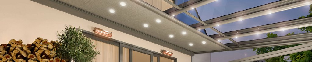Markisenkasten mit LED-Spots und Teil einer Überdachung, umgeben von einer Pflanzenbepflanzung. Markisenkasten mit LED-Spots und Teil einer Überdachung, umgeben von einer Pflanzenbepflanzung.