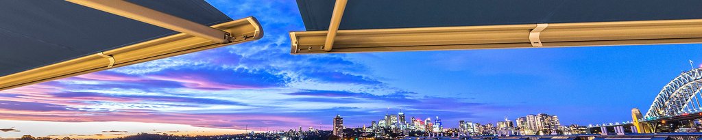 Vue panoramique avec des couleurs de coucher de soleil et une structure de store. Vue panoramique avec des couleurs de coucher de soleil et une structure de store.