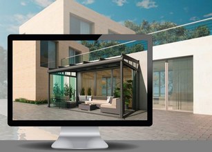 Modernes Gebäude mit Wintergarten-Markise und großer Glasfläche, eingerahmt von Pflanzen und einer Terrassensituation. 