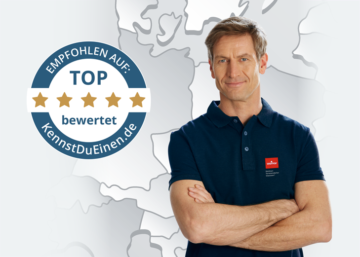 Homme souriant en polo bleu avec logo, bras croisés, sur fond de carte stylisée. Éléments graphiques colorés.