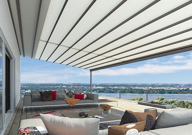 Terrassensituation mit Markise und Blick auf eine Landschaft, moderne Möbel und helle Farben. Terrassensituation mit Markise und Blick auf eine Landschaft, moderne Möbel und helle Farben.