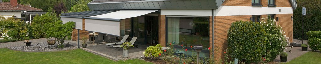 Maison avec une terrasse, une surplomb et des espaces verts bien entretenus. Maison avec une terrasse, une surplomb et des espaces verts bien entretenus.