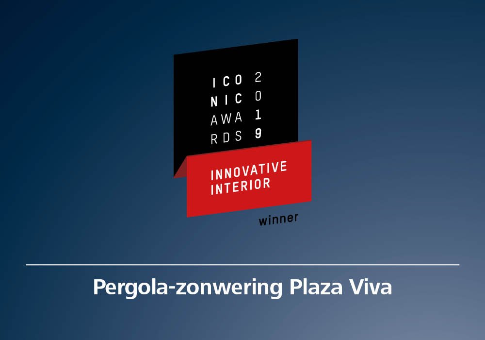 Logo met een donkerblauwe achtergrond, zwarte en rode elementen, en tekst over een innovatieprijs. Logo met een donkerblauwe achtergrond, zwarte en rode elementen, en tekst over een innovatieprijs.