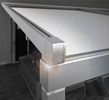 Markisenkasten mit hellem Markisentuch und modernen, klaren Linien in einer schattigen Umgebung.