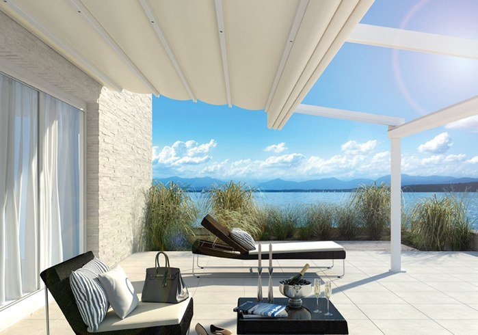 Terrassensituation mit Überdachung, Markisentuch und Blick auf Wasser und Berge, hellblauer Himmel. Terrassensituation mit Überdachung, Markisentuch und Blick auf Wasser und Berge, hellblauer Himmel.