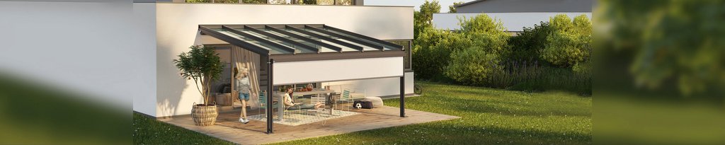 Moderne Überdachung mit transparentem Dach und Glas-Schiebewänden in einer grünen Terrassensituation.