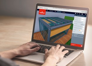 Een hand aan een laptop die een 3D-model van een overkapping toont, op een houten tafel. 