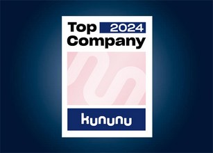 Zertifikat mit dem Text "Top Company 2024" in Schwarz und Blau, pinkfarbener Hintergrund mit geschwungenen Linien. 