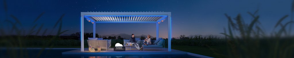 Eine moderne Überdachung mit LED-Beleuchtung, Personen und gemütlicher Terrassensituation bei Nacht. Eine moderne Überdachung mit LED-Beleuchtung, Personen und gemütlicher Terrassensituation bei Nacht.