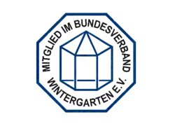 Acht-eckiges Logo mit einem stilisierten Wintergarten in Blau und Weiß. Acht-eckiges Logo mit einem stilisierten Wintergarten in Blau und Weiß.