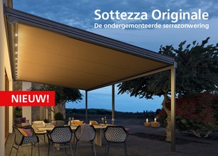 Markies in een terrassensituatie met verlichting, avondlucht en groene planten op de achtergrond. 