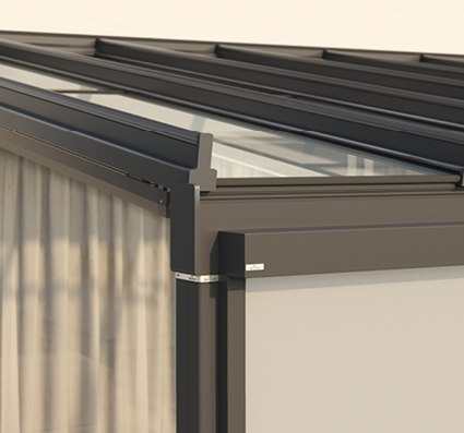 Detailaufnahme einer Glas-Schiebewand mit schwarzen Rahmen und transparentem oberen Bereich.