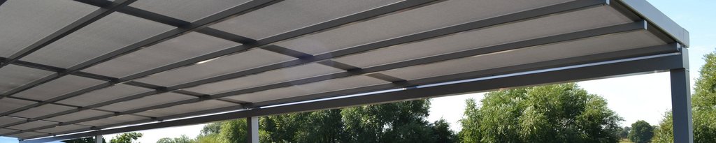 Een overkapping met een platdak en een duurzaam design, in een grijze kleur met groene omgeving. Een overkapping met een platdak en een duurzaam design, in een grijze kleur met groene omgeving.