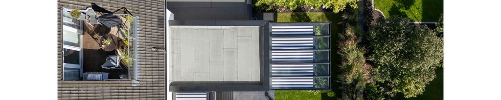 Dachansicht mit Überdachung, Markisenkasten und Terrassensituation in verschiedenen Grüntönen. Dachansicht mit Überdachung, Markisenkasten und Terrassensituation in verschiedenen Grüntönen.