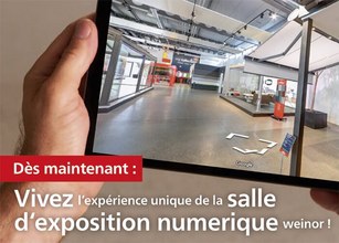 Image présentant un intérieur moderne avec un écran et des éléments de design. Dominante de couleurs neutres. 