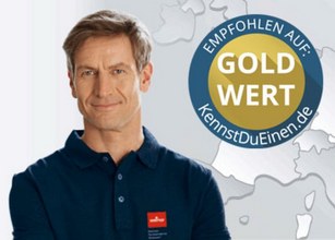 Mann mit kurzem Haar in blauer Kleidung vor einer grafischen Hintergrunddarstellung. Runde Auszeichnung in Gold und Blau. 
