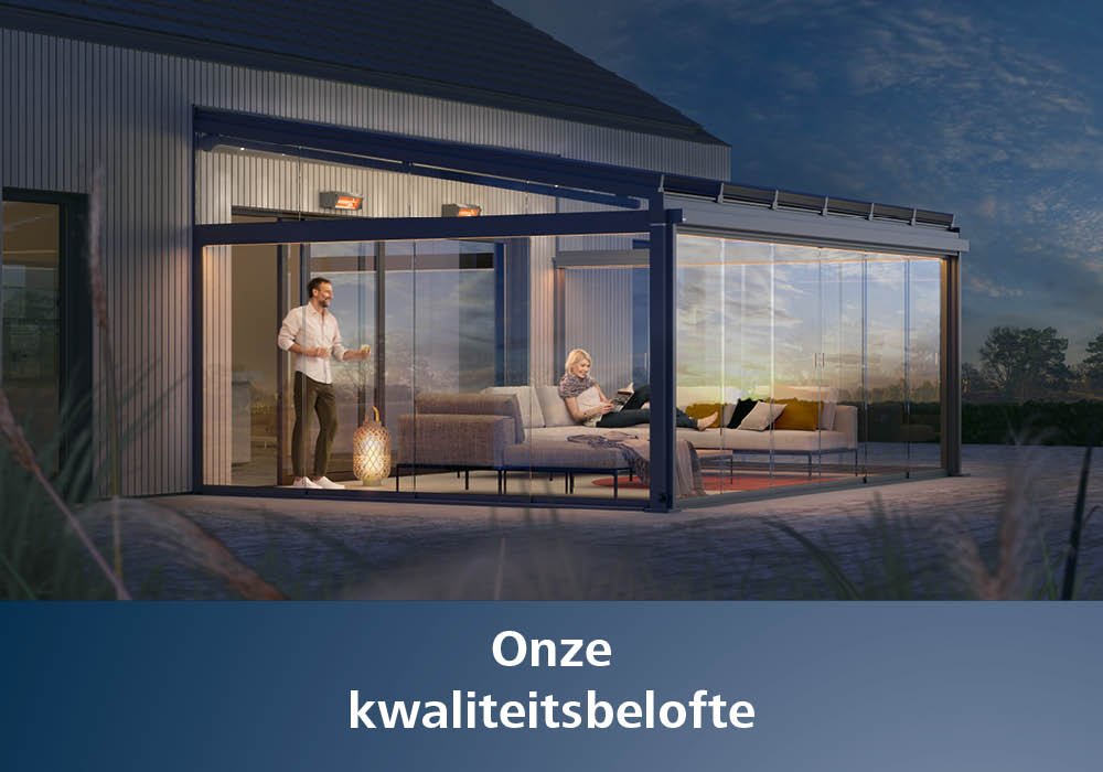 Moderne overkapping met glaswanden en een terras, tijdens de schemering. Moderne overkapping met glaswanden en een terras, tijdens de schemering.