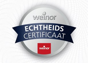 Een zilverkleurig certificaat met blauwe band en rode achtergrond met het woord 'ECHTHEIDS CERTIFICAAT'. 