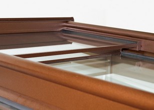Braunfarbener Rahmen mit transparenten Glasflächen und schmalen, rechteckigen Elementen. 