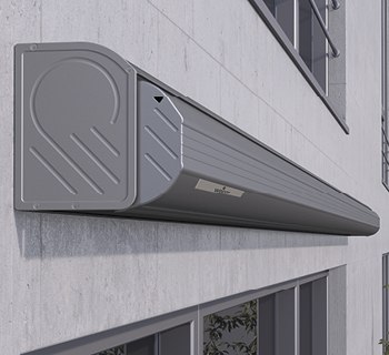 Boîtier de store gris en métal, monté sur un mur, avec des lignes épurées et un design moderne.