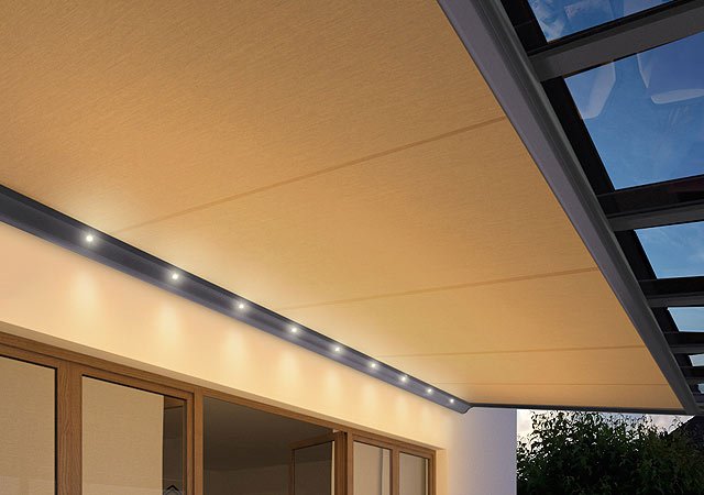 Markisenkasten mit LED-Spots und Überdachung aus hellem Markisentuch, Sicht auf Glasdach und Fenster. Markisenkasten mit LED-Spots und Überdachung aus hellem Markisentuch, Sicht auf Glasdach und Fenster.