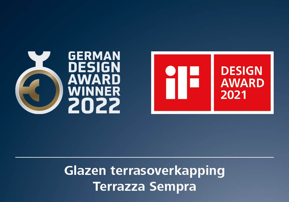 Logo's van designprijzen met de tekst "Glazen terrasoverkapping Terrazza Sempra" op een blauwe achtergrond. Logo's van designprijzen met de tekst "Glazen terrasoverkapping Terrazza Sempra" op een blauwe achtergrond.