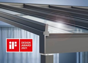 Sur un fond bleu, un angle de structure en métal avec verre, logo IF Design Award 2021 en rouge et blanc. 